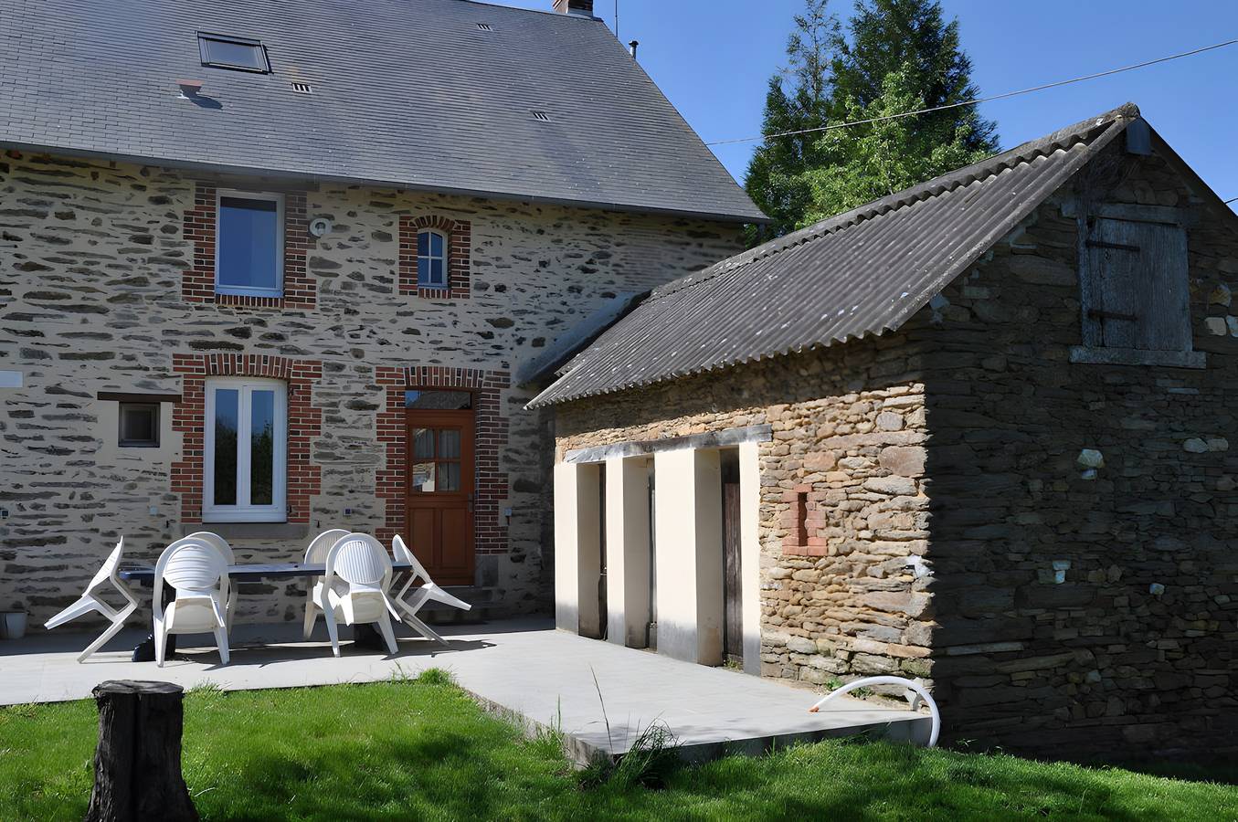 Holiday Home “La Charmille” with Private Terrace and Garden in Nouzerolles, Guéret region