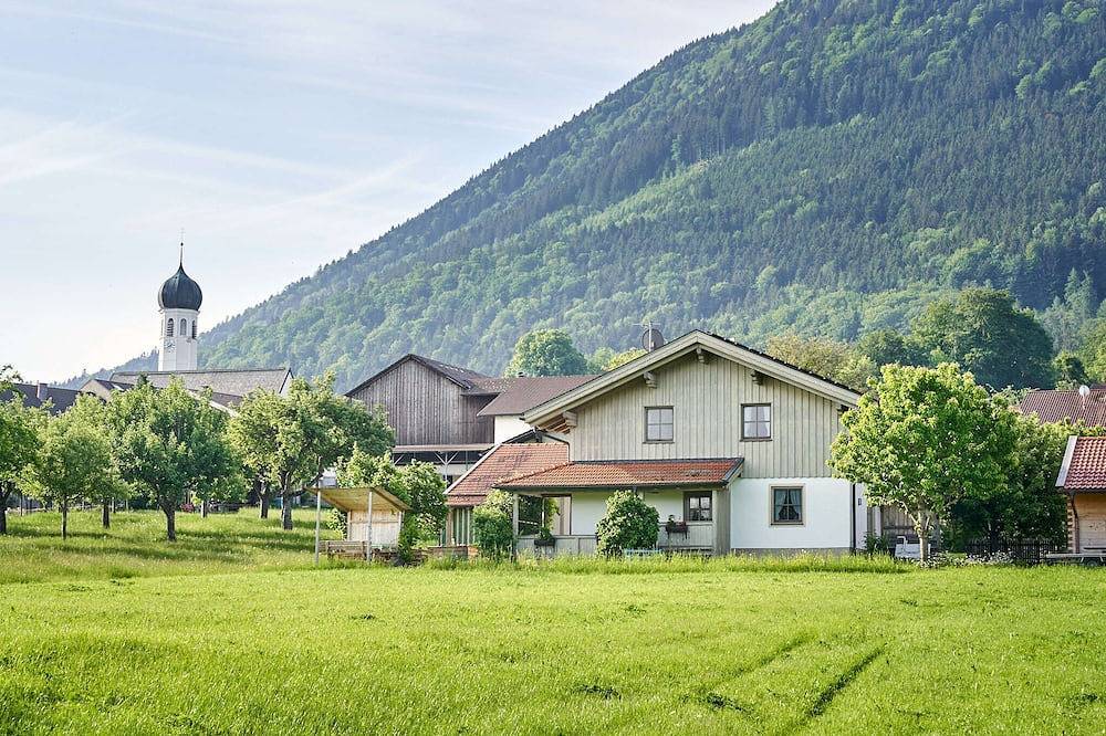 Ganze Wohnung, Ferienwohnung bis 2 Personen, 34 qm im Eg mit Terrasse, 1 sep. Schlafzimmer in Bad Feilnbach, Bayerische Alpen