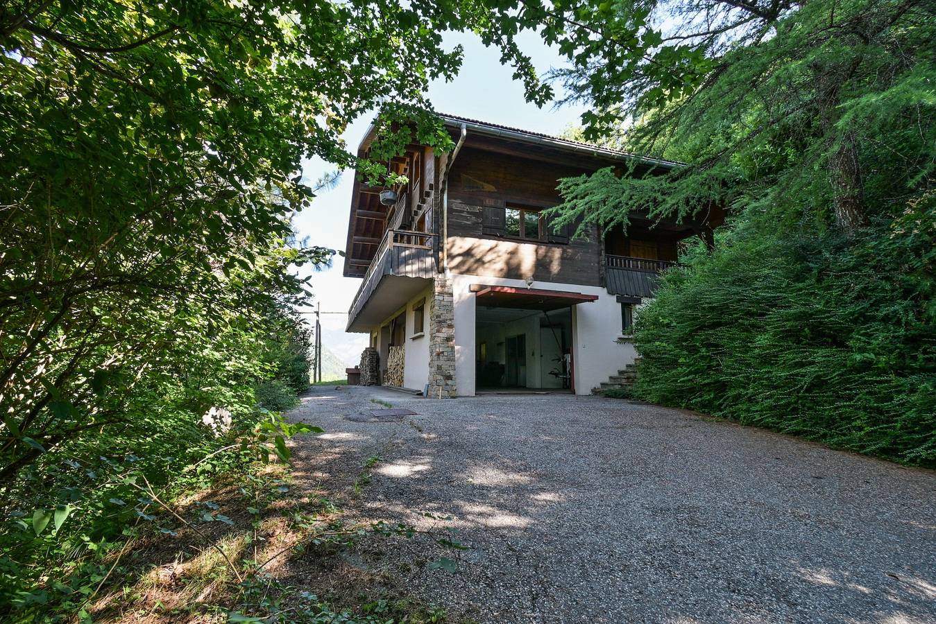 Chalet « Denali » avec Jacuzzi vue sur la montagne, terrasse privée et Wi-Fi in Les Clefs, Région d'Annecy
