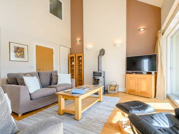 Log Cabin for 9 People in The Cotswolds, South West England, Photo 3