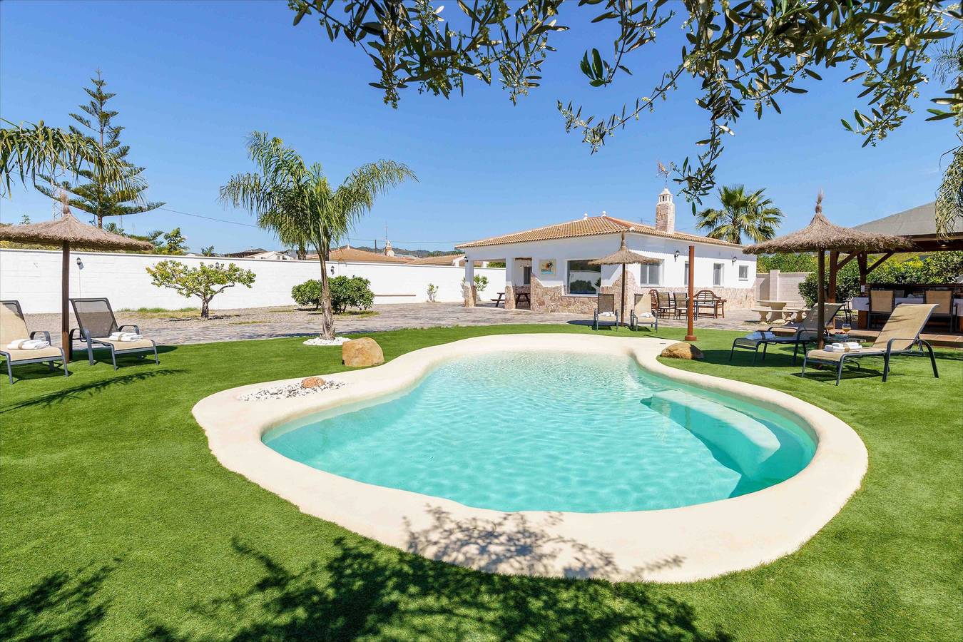 Country House Serrano – Villa privée, piscine chauffée, minigolf, ping-pong, basket in Estación de Cártama, Cártama