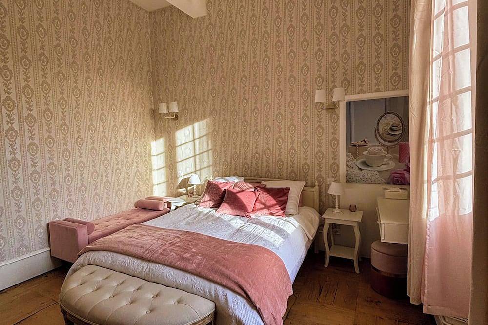 The Babouz Cottage, 4*,  entire house in the heart of Mirepoix and Cathars area in Mirepoix, Ariège