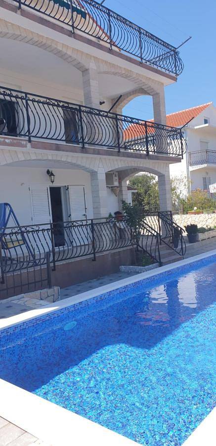 Apartament wakacyjny dla 2 osób, z widok i basen oraz widok na jezioro i ogród w Okrug Gornji