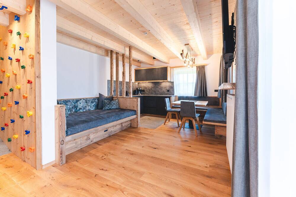 Entire apartment, Holiday Apartment 'Berg' with Mountain View, Shared Garden and Wi-Fi in Sexten, South Tyrol