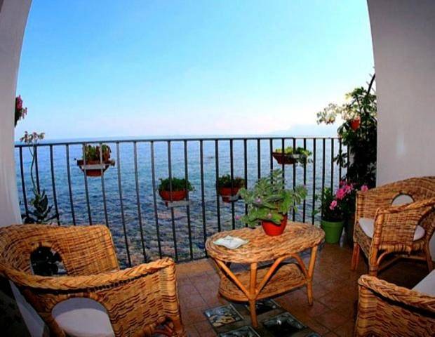Chambre d’hôte pour 2 personnes, avec Balcon ainsi que Terrasse et Vue à Scilla