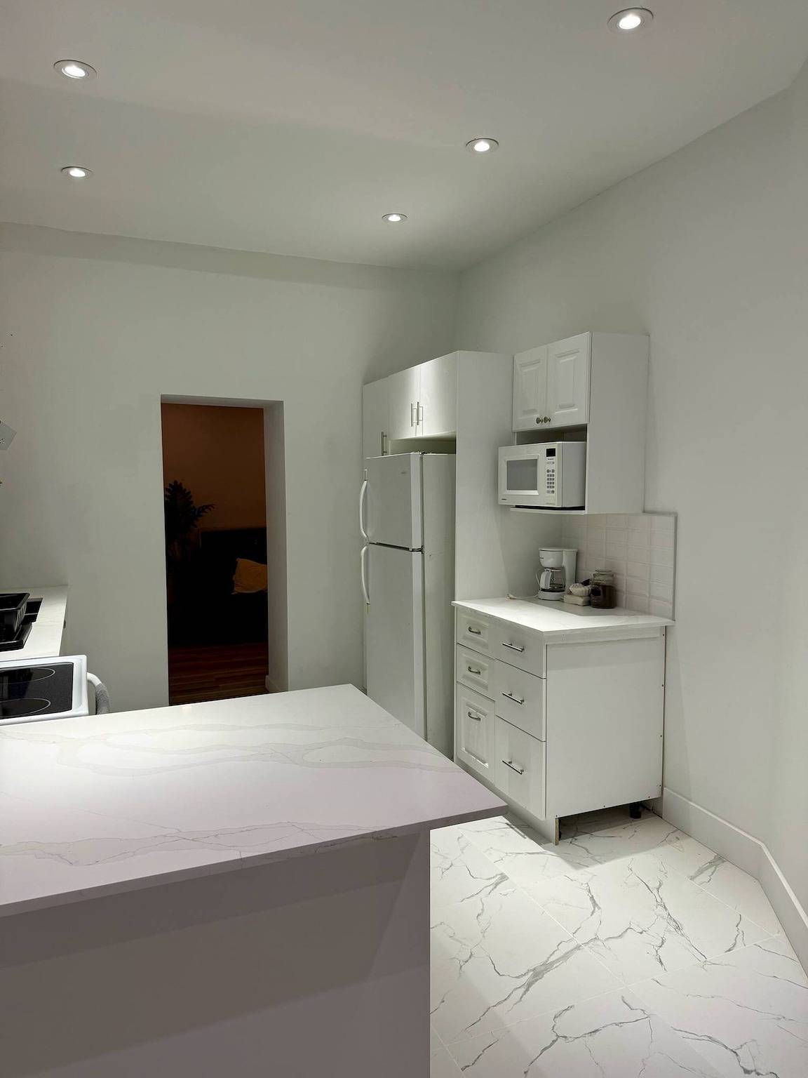 Apartamento entero, Cálida habitación doble a 7 minutos a pie en metro cerca del centro Mtl in Montreal, Quebec