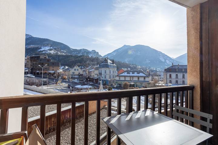 Entire apartment, Charming Apartment with Mountain View – Briançon in Briançon, Serre Chevalier