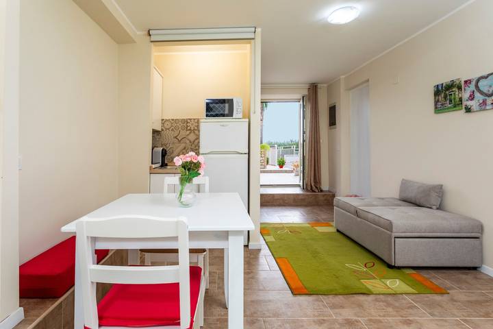 Appartement entier, Maison d’hôtes « Pètra Janca » avec vue sur les montagnes, terrasse privée et climatisation in Aci Sant'Antonio, Etna
