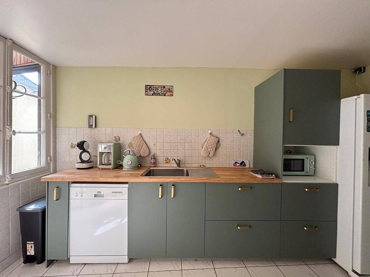 Four-Bedroom House in Saint-Hubert-des-Biards, Région de Bayeux