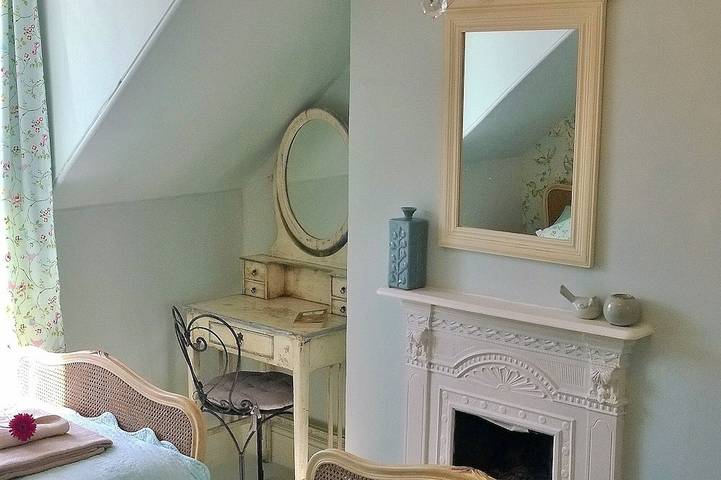 Entire apartment, Nestleton: Breakfast on the balcony or snuggle around the fire-dogs welcome too in Swanage, Dorset