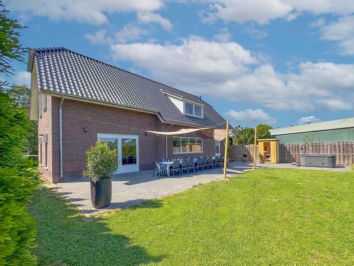 Vakantiehuis voor 18 personen, with Whirlpool and Terras as well as Tuin and Sauna in Noord-Brabant