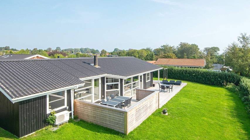 Ferieudlejning for 11 personer, med sauna og jacuzzi såvel som terrasse og pool, husdyr tilladt i Pøt Strandby