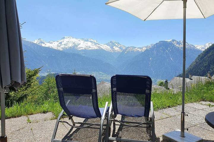 Chalet für 5 Personen, mit Balkon/Terrasse und Terrasse sowie Garten in Blatten Bei Naters