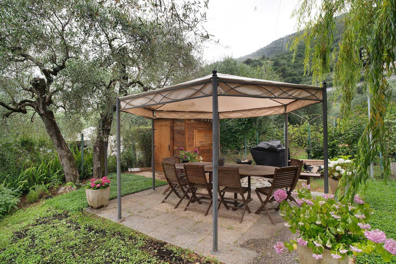 Villa 'Felice' with Mountain View, Private Terrace and Wi-Fi in Bevera, Ventimiglia