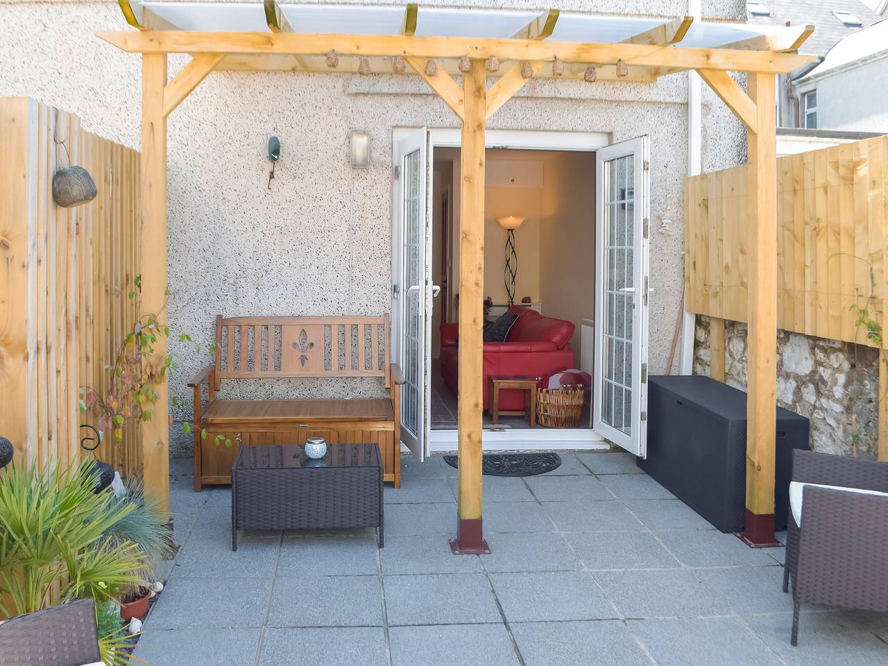 Morwood Cottage in Porthcawl, Bridgend region