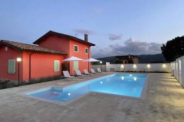 Location de vacances pour 8 personnes, avec jacuzzi et jardin à Paternopoli