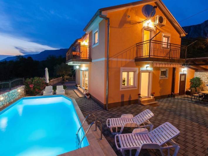 Ferienhaus für 6 Personen, mit Balkon und Garten sowie Pool