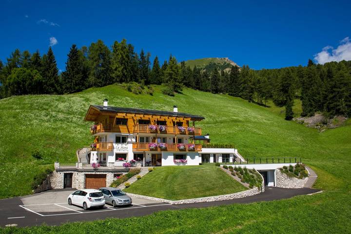Appartamento intero, Appartamento per vacanze "Comfort La Mana" con vista sulle montagne, Wi-Fi e giardino in Plesdinaz, Santa Cristina Valgardena