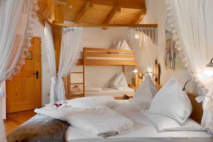 Zimmer 'Himmelbettzimmer' mit gemeinsamer Terrasse, gemeinsamem Garten und Wi-Fi in Afers, Brixen