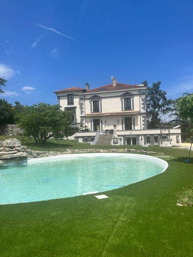 Location de vacances pour 26 personnes, avec sauna et jardin ainsi que piscine et vue dans Genilac