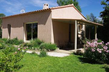Location de vacances pour 2 personnes, avec jardin et terrasse à Sénas