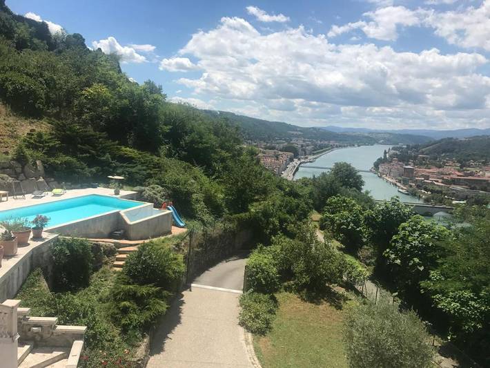Gîte pour 3 personnes, avec piscine et terrasse ainsi que jardin et vue, animaux acceptés à Vienne (Isère) - 4