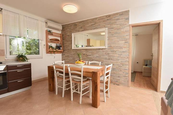 Villa pour 6 personnes, avec jacuzzi ainsi que jardin et balcon à Punat - 2