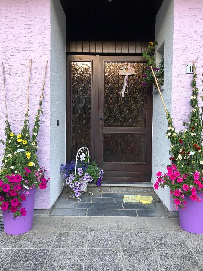 Ferienhaus für 6 Personen, mit Balkon und Terrasse sowie Garten und Ausblick in Burg-Reuland