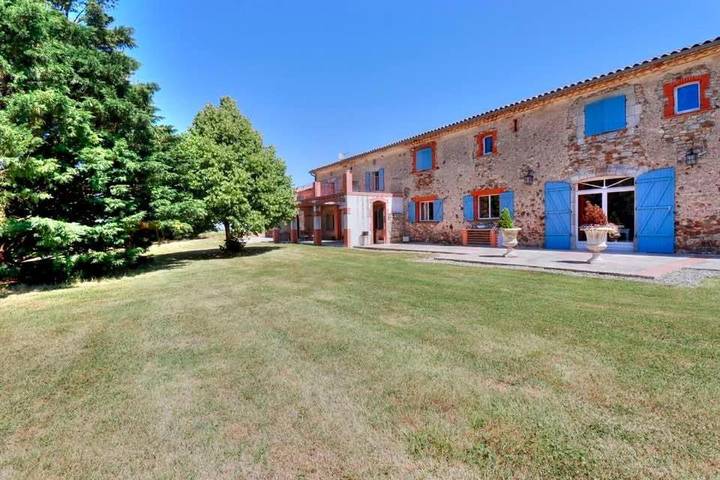 Gîte pour 2 personnes, avec vue et piscine ainsi que sauna et jardin à Montredon-Labessonnié - 4