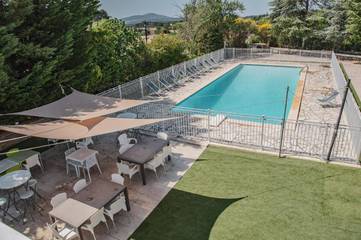 Hôtel pour 2 personnes, avec piscine ainsi que vue et jardin, animaux acceptés dans Circuit Paul-Ricard