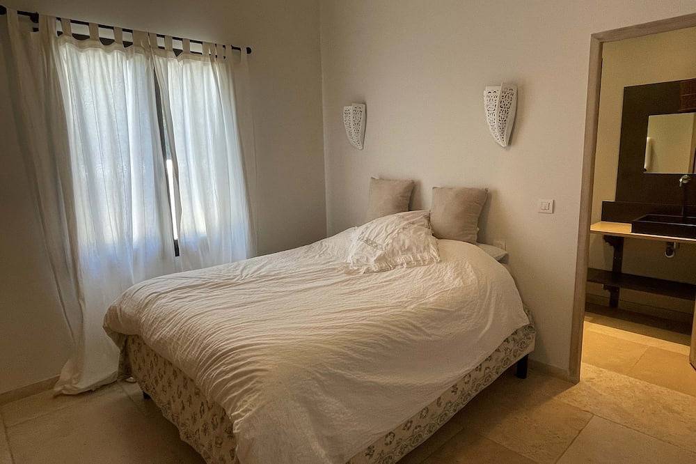 Beautiful contemporary villa, swimming pool and large garden in Berre-l'Étang, Istres region