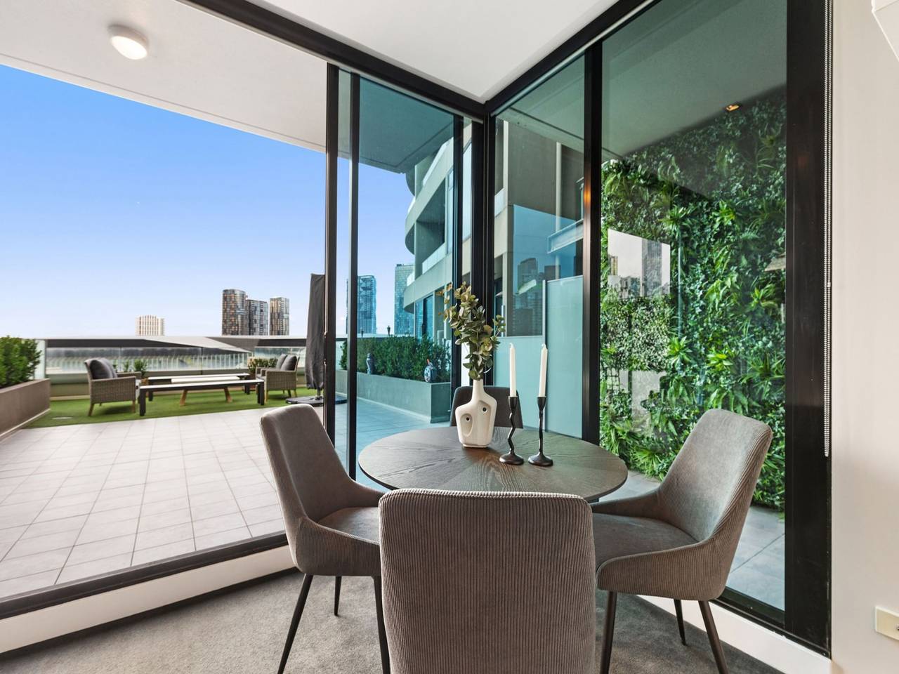 Entire apartment, Impeccably Chic 2-Bed With Views & Fab Amenities in Docklands, Melbourne