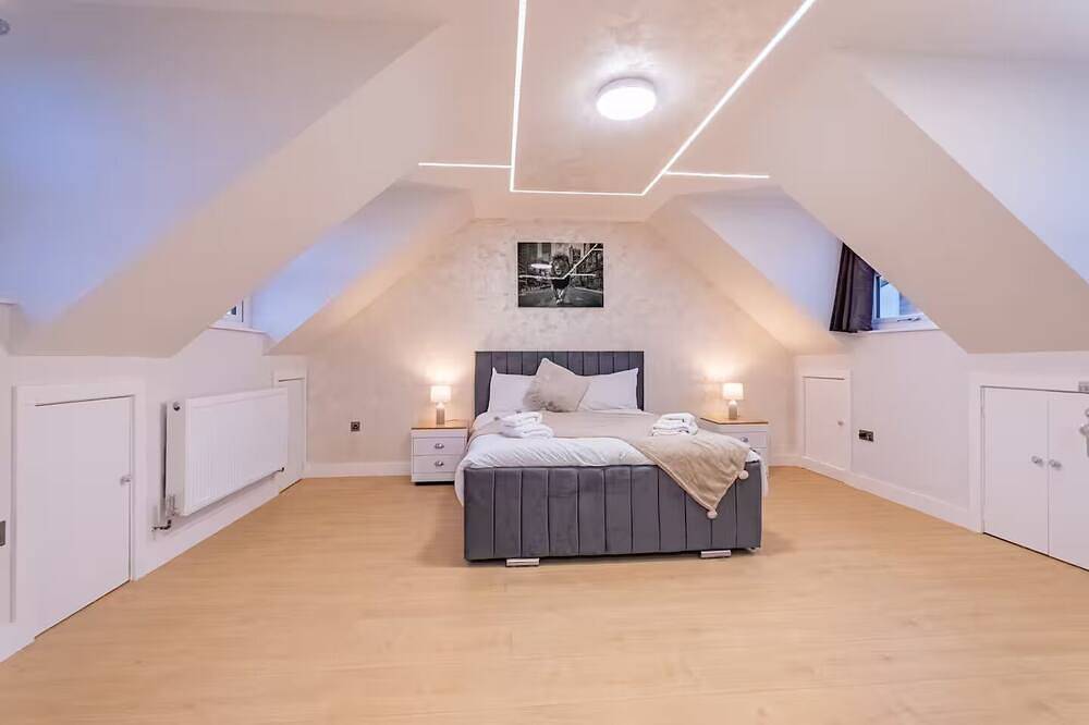 Hamlet Hideaway | Sleeps 14| Off Street Parking - Pass the Keys in Westcliff-on-Sea, Southend-on-Sea