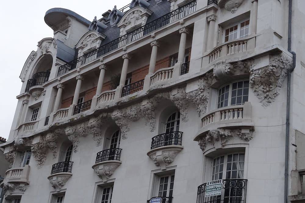 Entire apartment, Gîte downtown Reims 75 eur with parking Box 24/24 against the building 2€/Jour in Reims, Marne