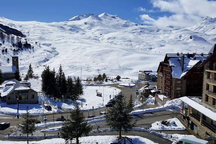 Location de vacances pour 3 personnes, avec balcon ainsi que vue et piscine à Formigal (Ski)