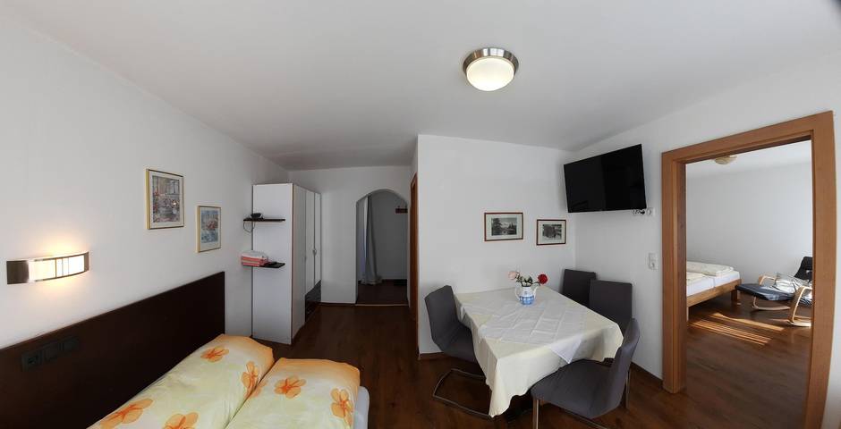 Ferienwohnung für 3 Personen, mit Balkon und Terrasse sowie Seeblick und Ausblick im Stubaital - 2
