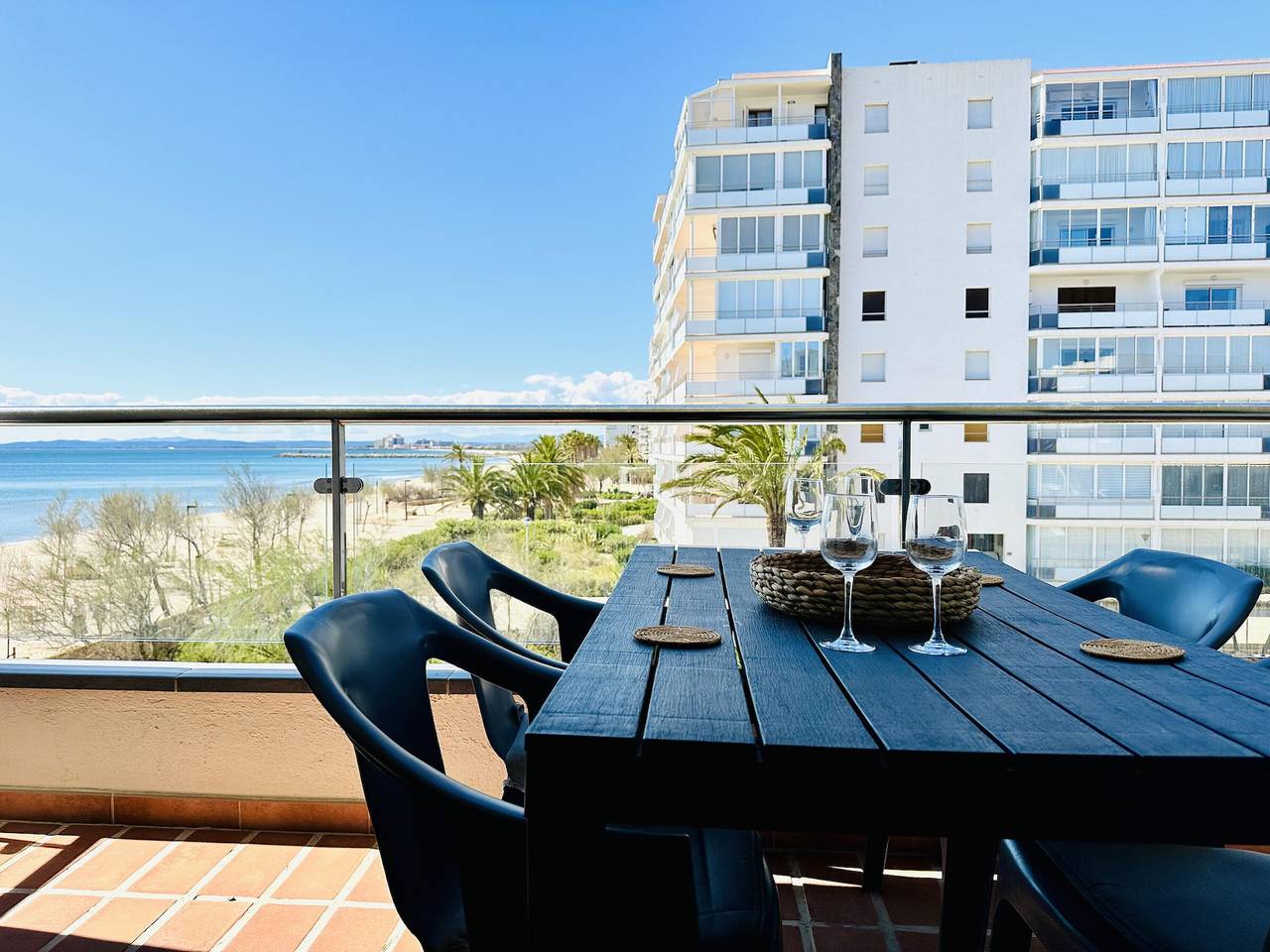 Entire apartment, Seafront apartment with terrace and private parking in Roses in Santa Margarida, Roses