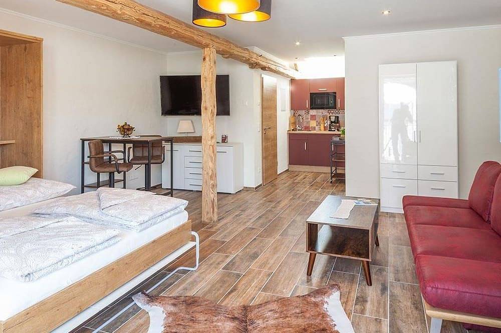 Ganze Wohnung, Heuboden mit Balkon u.Maarblick für 1-2 Pers. - Hof Krebs, Ferienwohnungen in Schalkenmehren, Vulkaneifel