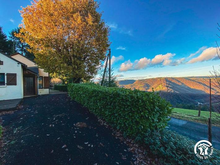 Location de vacances pour 4 personnes, avec jardin ainsi que vue et terrasse à Sénergues - 2