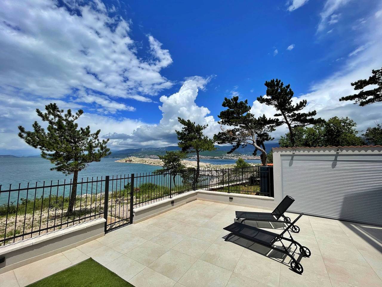 Ganze Wohnung, Apartment Sealuxe mit Whirlpool und Meerblick - 30 Meter vom Meer entfernt, private Terrasse, Zugang zum Pool, Waschmaschine in Silo (Krk), Krk