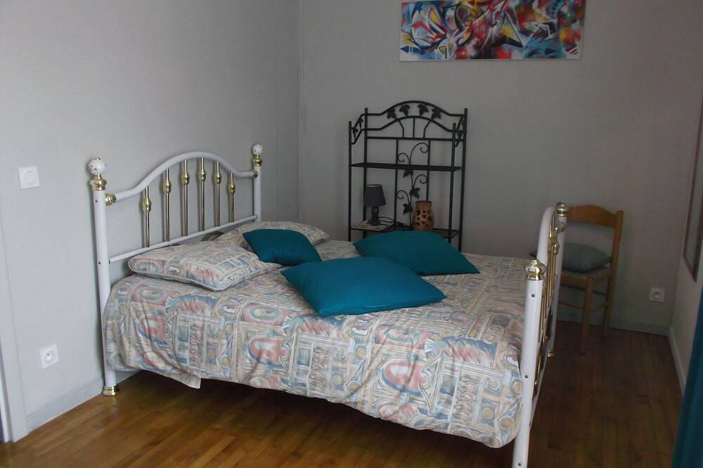 Au cœur du village, 2 chambres d’hôtes chez l'habitant in Lédergues, Aveyron