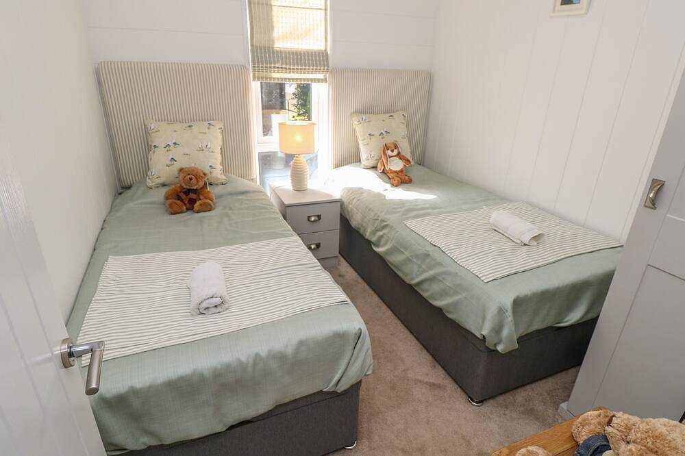 Seahorse Lodge, family friendly, with pool in Downton, Hampshire in Milford-on-Sea, Hampshire