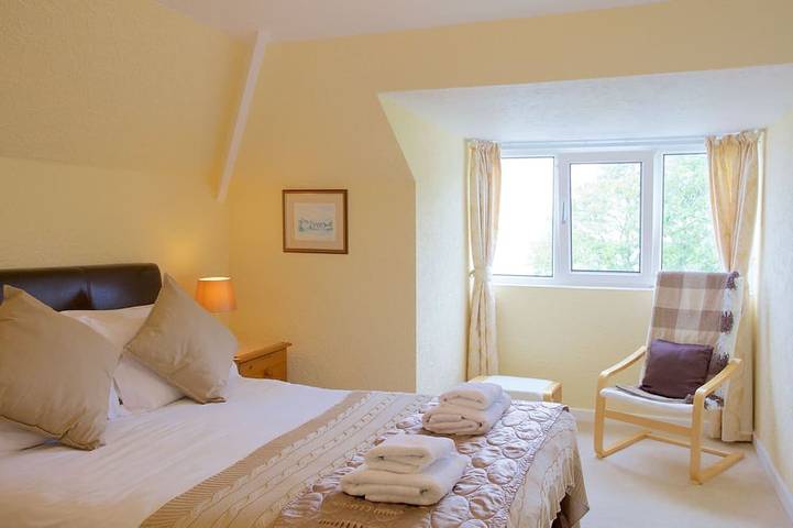 Prime seaside location, wonderful private gardens and stunning sea views in Carbis Bay, Cornouailles