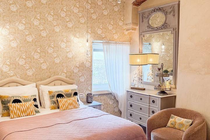 Ganze Wohnung, Luxuriöse 2 Schlafzimmer, 2 Bäder mit schöner Terrasse in Centro Storico di Verona, Verona
