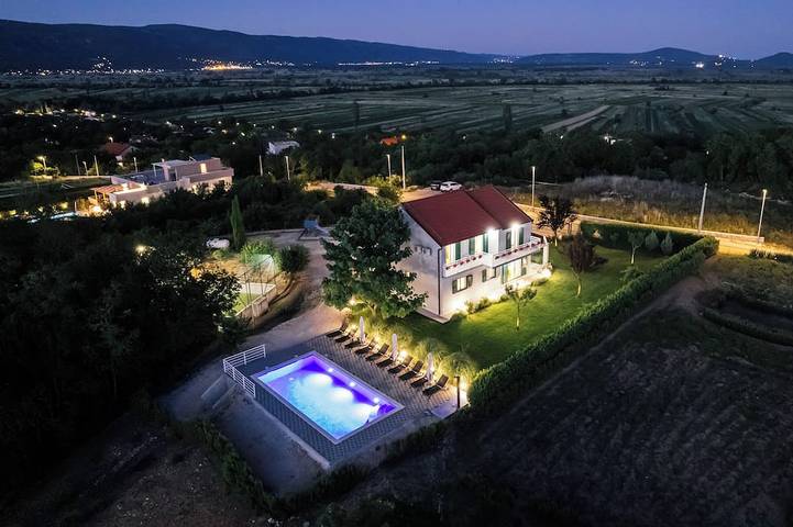 Villa für 10 Personen, mit Balkon und Garten - 1
