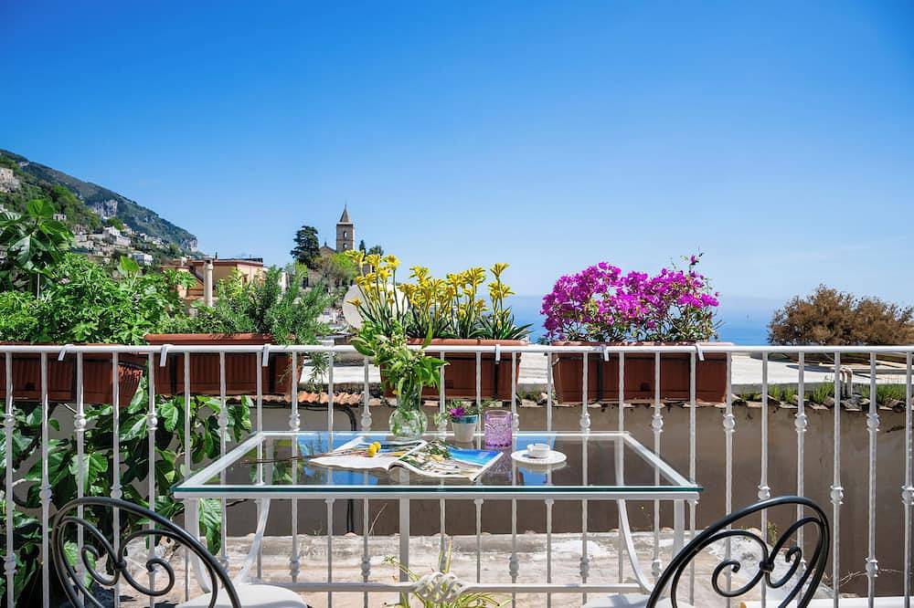 Apartamento entero, Acogedora casa con vista al mar, terraza y estacionamiento privado. in Costa Amalfitana