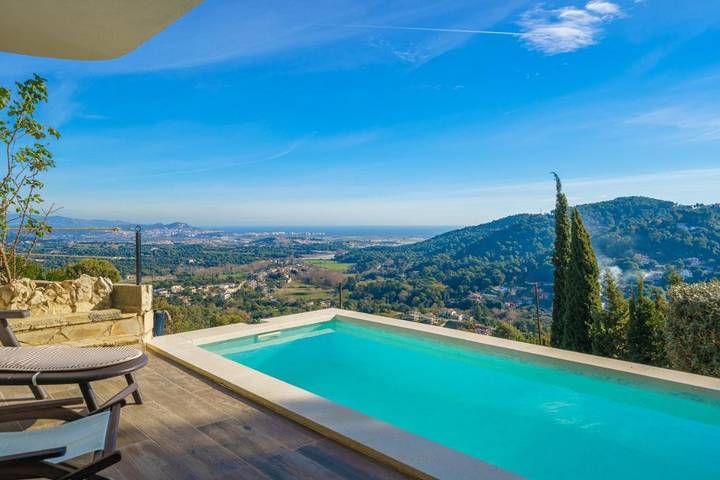 Chalet para 11 personas, con vistas además de jardín y piscina - 1