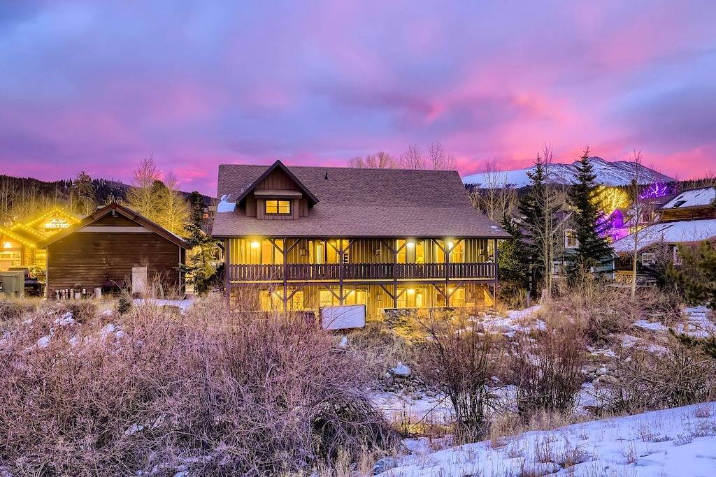 The River House Chalet: On Main Street, Pet-Friendly, Walk 2 Gondola, Hot tub in Arapaho and Roosevelt National Forests