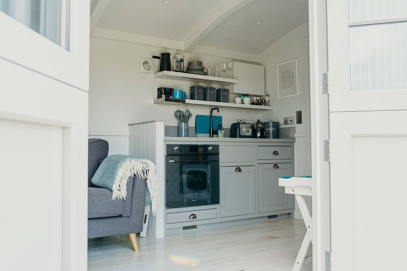 Coopy Corner- Superb Shepherds Hut with Hot Tub and Log Fire in Milton Abbot, Devon