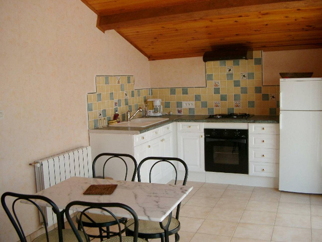 Studio entier, Gîte Le Paradisier: Espace Intime pour 2, Animaux Acceptés, Terrasse in Sainte-Foy-Saint-Sulpice, Montbrison